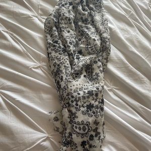 🤩Black and white scarf